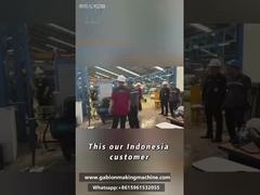 Cliente indonesiano che utilizza una linea di produzione automatica di gabioni.