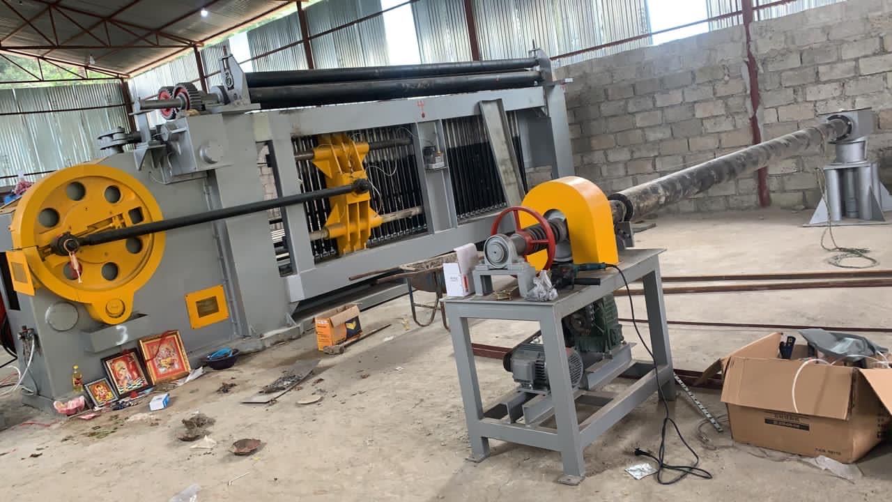 Ultimi blog aziendali su Un cliente nepalese opera con successo una linea di produzione automatica di rete per gabbioni