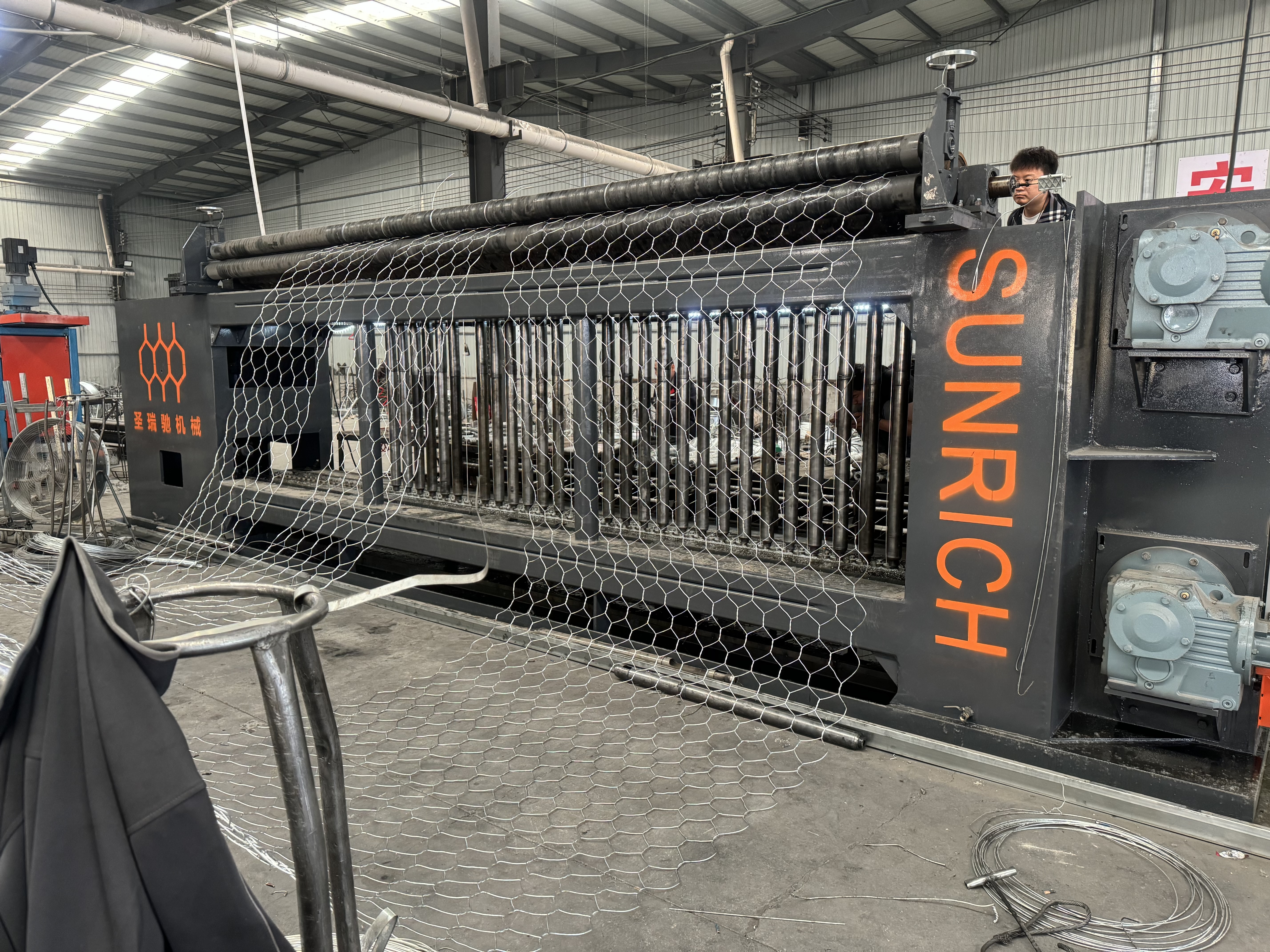 Ultimi blog aziendali su Macchina per rete gabion CNC Servo spedita in Nepal per progetto di protezione fluviale